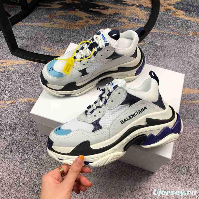 Men/Women Balenciaga Triple S Sneaker Grey