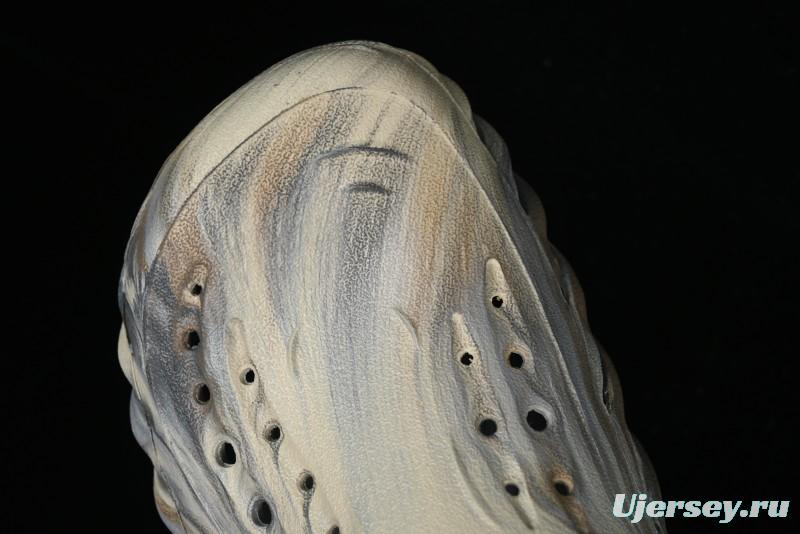 Crocs Classic Clog Slip-On Beach Sandals with Ventilation Holes - B.D4