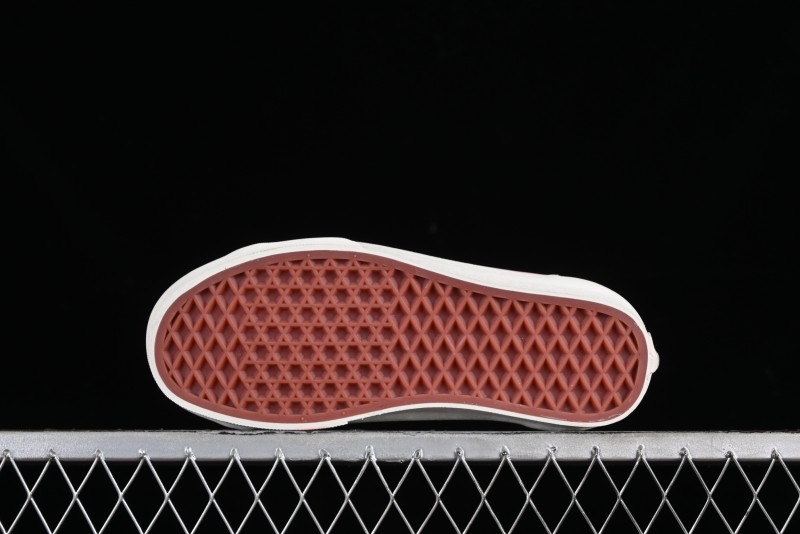 Vans Style 36 Low-Top Skate Shoes with Embroidered Details in Cream - VN000CRPGRN