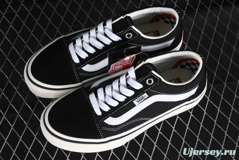 Vans Old Skool Low-Top Retro Skate Shoes in Black & White - VN0A5KRXBA2