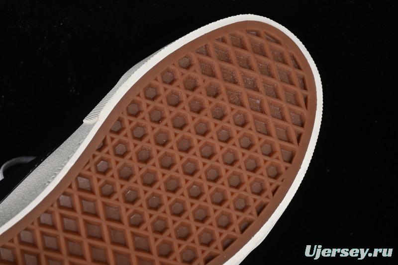 Vans Old Skool Low-Top Retro Skate Shoes in Black & White - VN0A5KRXBA2