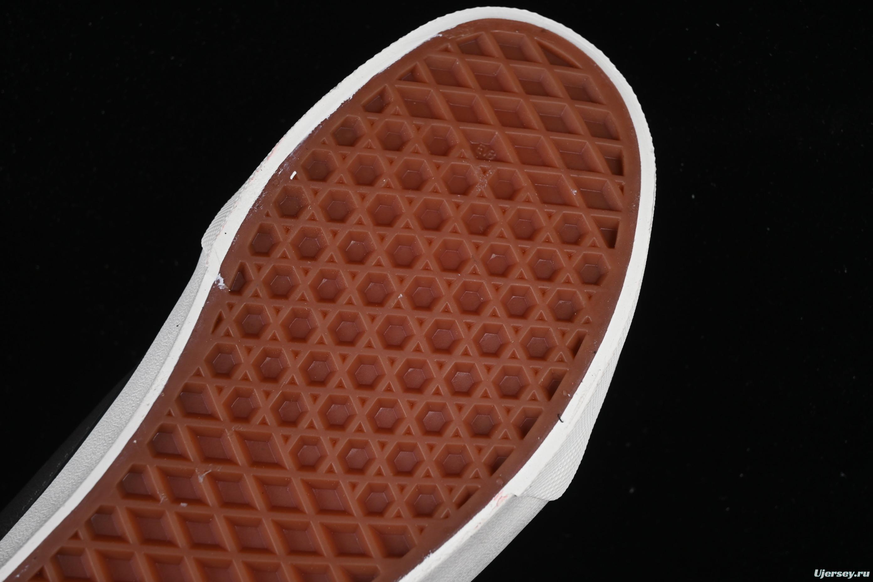 Vans Knu Skool Low-Top Retro Chunky Sneakers with Oversized Logo - VN0009QC2LN