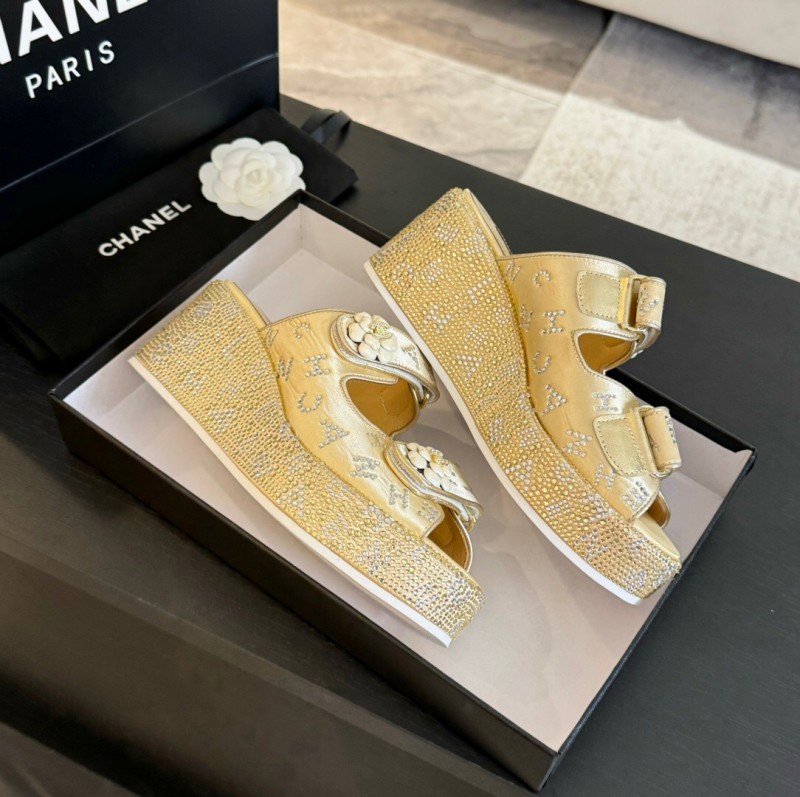 2025 Women Chanel Gold Leather Slippers LY00330