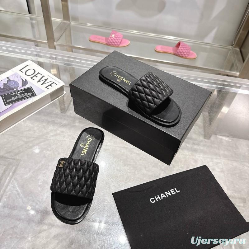 2025 Slippers Chanel Black Quilted Leather Slippers