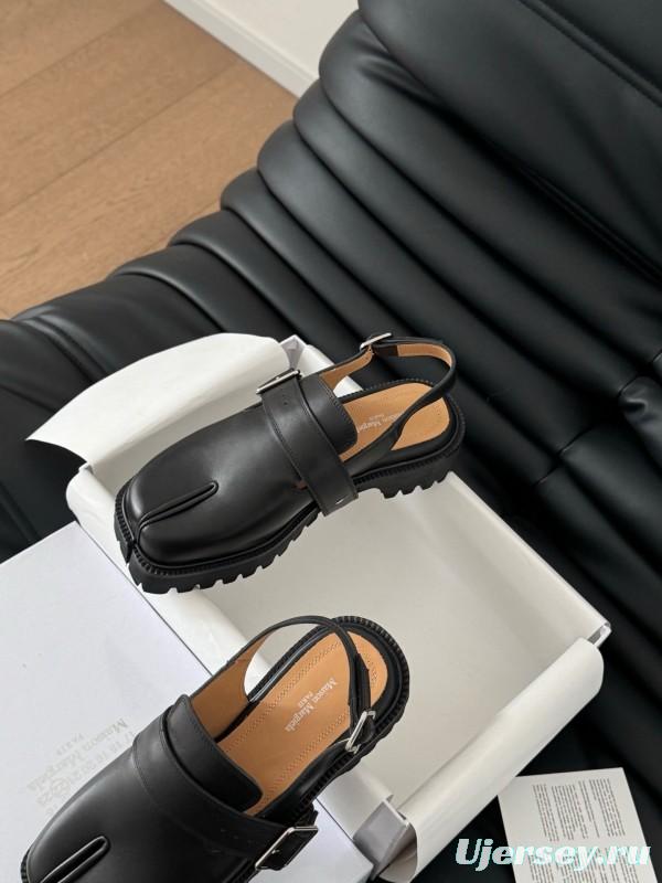 2025 Women MM6 Black Leather Sandals Tabi KFY00310