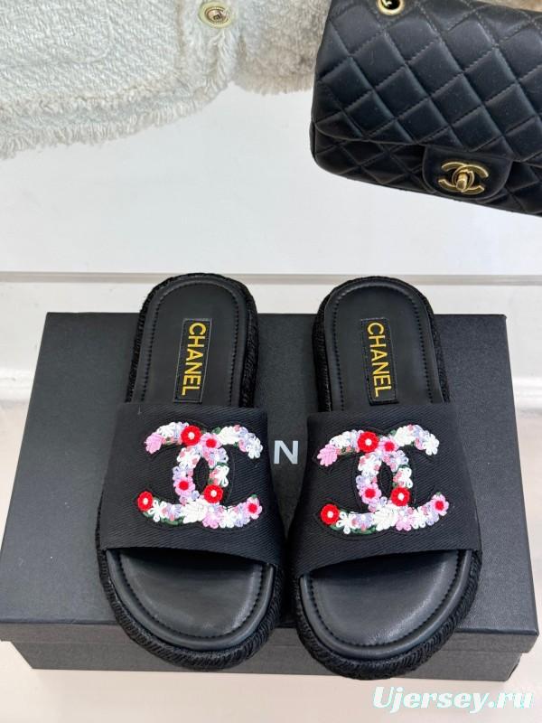 2025 Slippers Chanel Black Embroidered Fabric Slippers