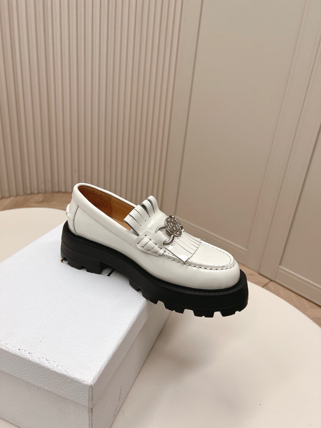 2025 Women Dior White Leather Loafers Metal Buckle KFY00350