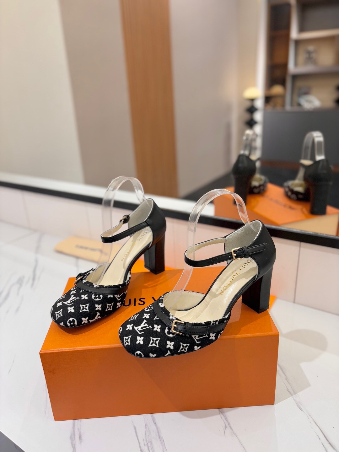 2025 Women Louis Vuitton Black White Canvas Leather Pumps KFY00310