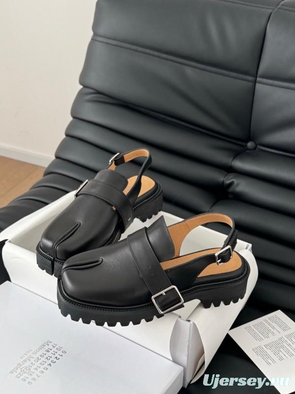 2025 Women MM6 Black Leather Sandals Tabi KFY00310