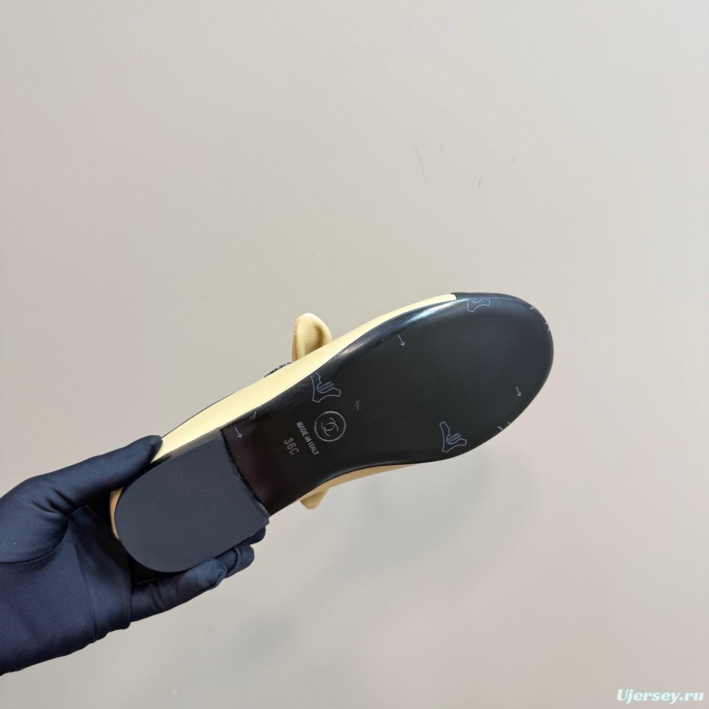 2025 Women Chanel Beige Black Leather Slippers KFY00270