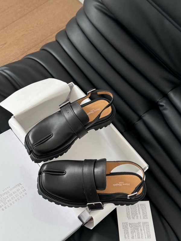 2025 Women MM6 Black Leather Sandals Tabi KFY00310