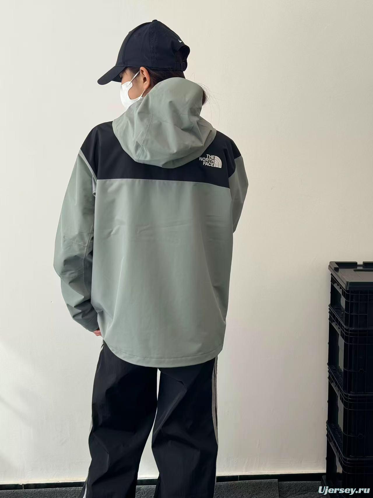 2025 The North Face Summit Series Technical Jacket - Cream/Black Colorblock with Dual-Zip Design