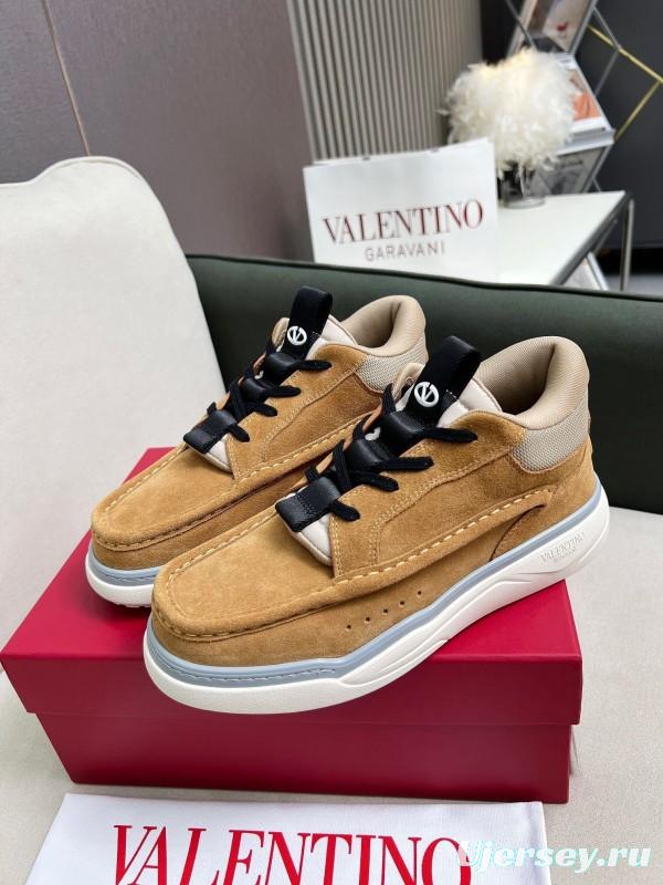 VALENTINO RUNBOOT Mid-Top Sneakers with Urban Casual Design - AS00380