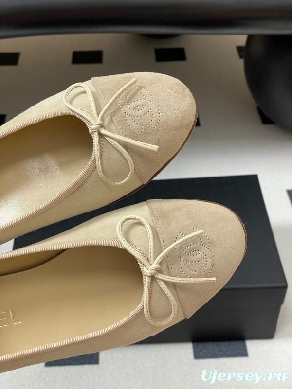 Chanel Ballet Flats with Bow Detail in Suede - KFY00300