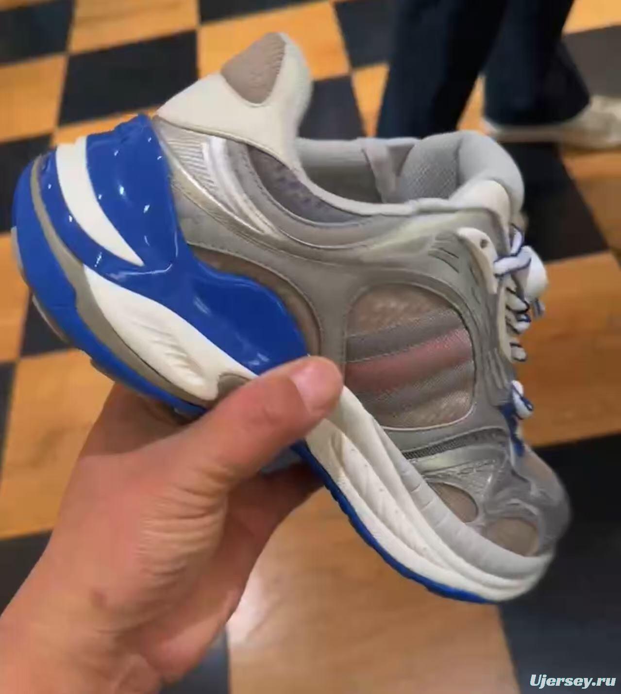 Gucci 2.0 Sneakers with Reflective Stripes and Retro Design - AS00450