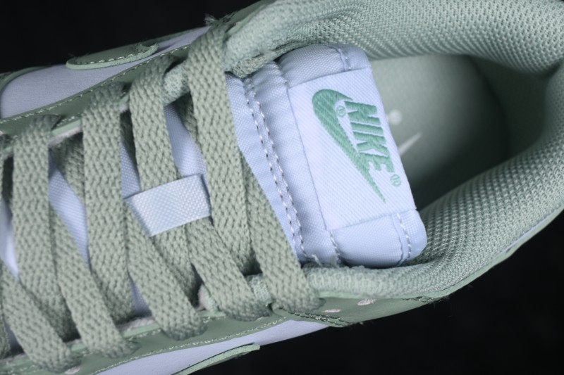 Nike SB Dunk Low Light Green Low-Top Skateboarding Shoes - IM6572-002