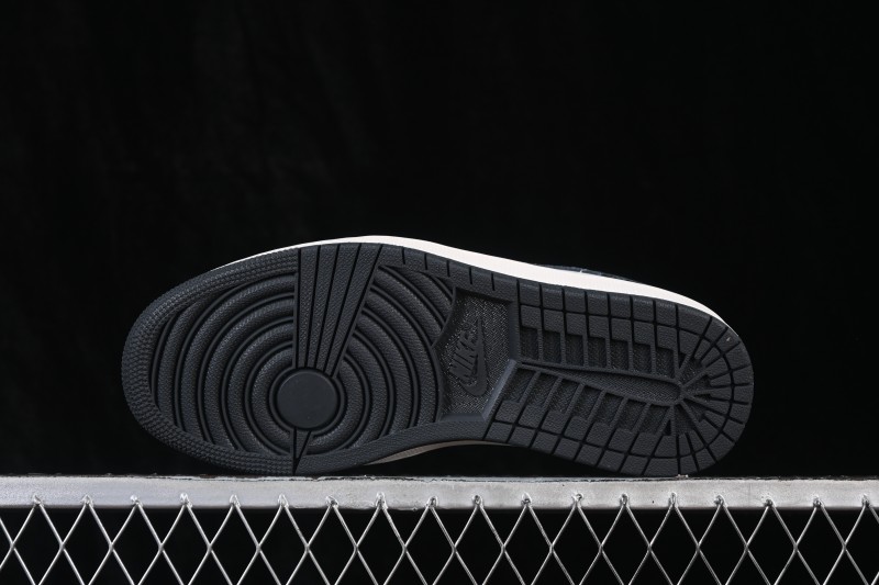 Nike Air Jordan 1 Low Retro Basketball Shoes with Cracked Leather and Black-White Colorway - II0595-001
