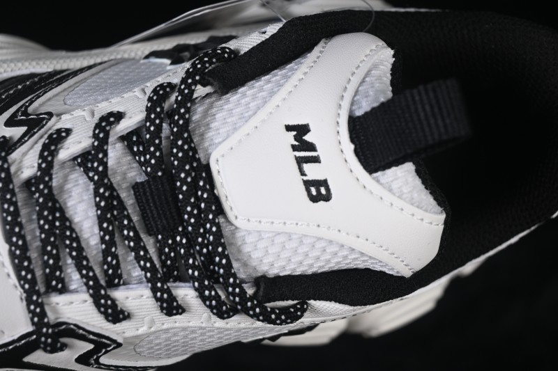 New York MLB Winner Chunky DT Running Shoes with Elevated Sole - 3ASHWC36N50WHS