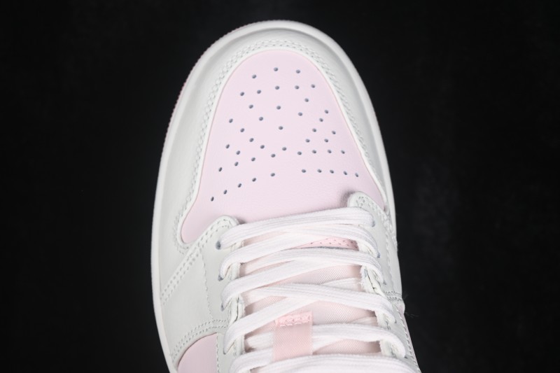 Nike Air Jordan 1 Low Retro Basketball Shoes with Classic Colorway - IH0823-611